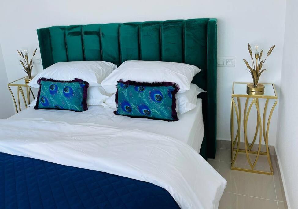 Couples Only, Beautiful 1 Bedroom Apartment In Victoria Building Мохакар Екстер'єр фото